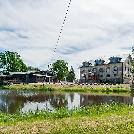Veskisilla Hotel Turi Bagian luar foto