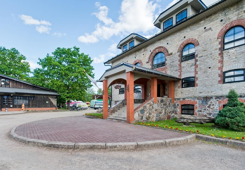 Veskisilla Hotel Turi Bagian luar foto