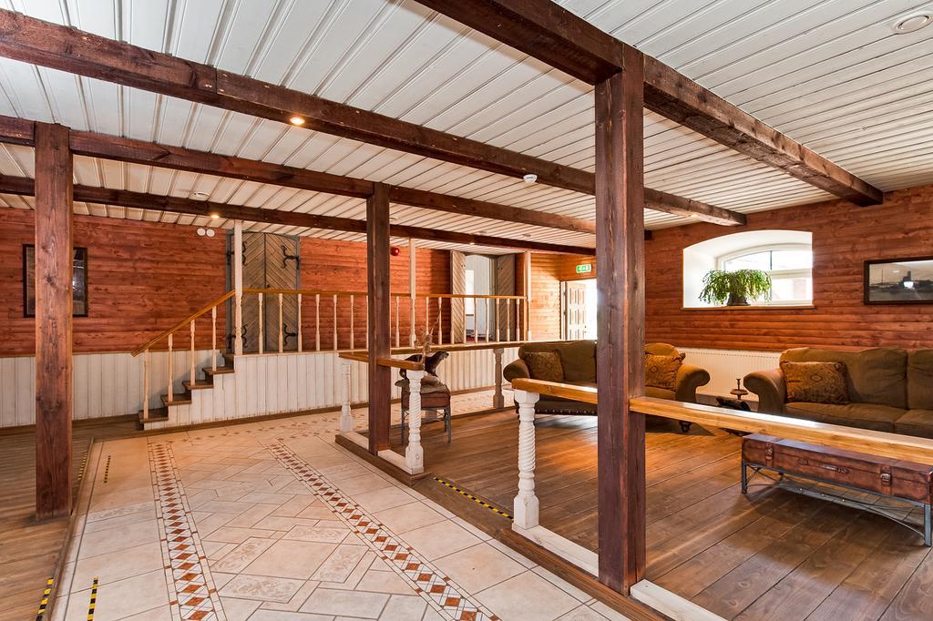 Veskisilla Hotel Turi Bagian luar foto