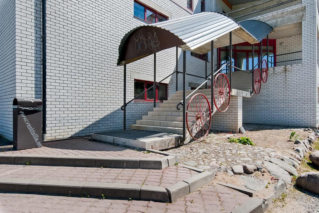 Veskisilla Hotel Turi Bagian luar foto